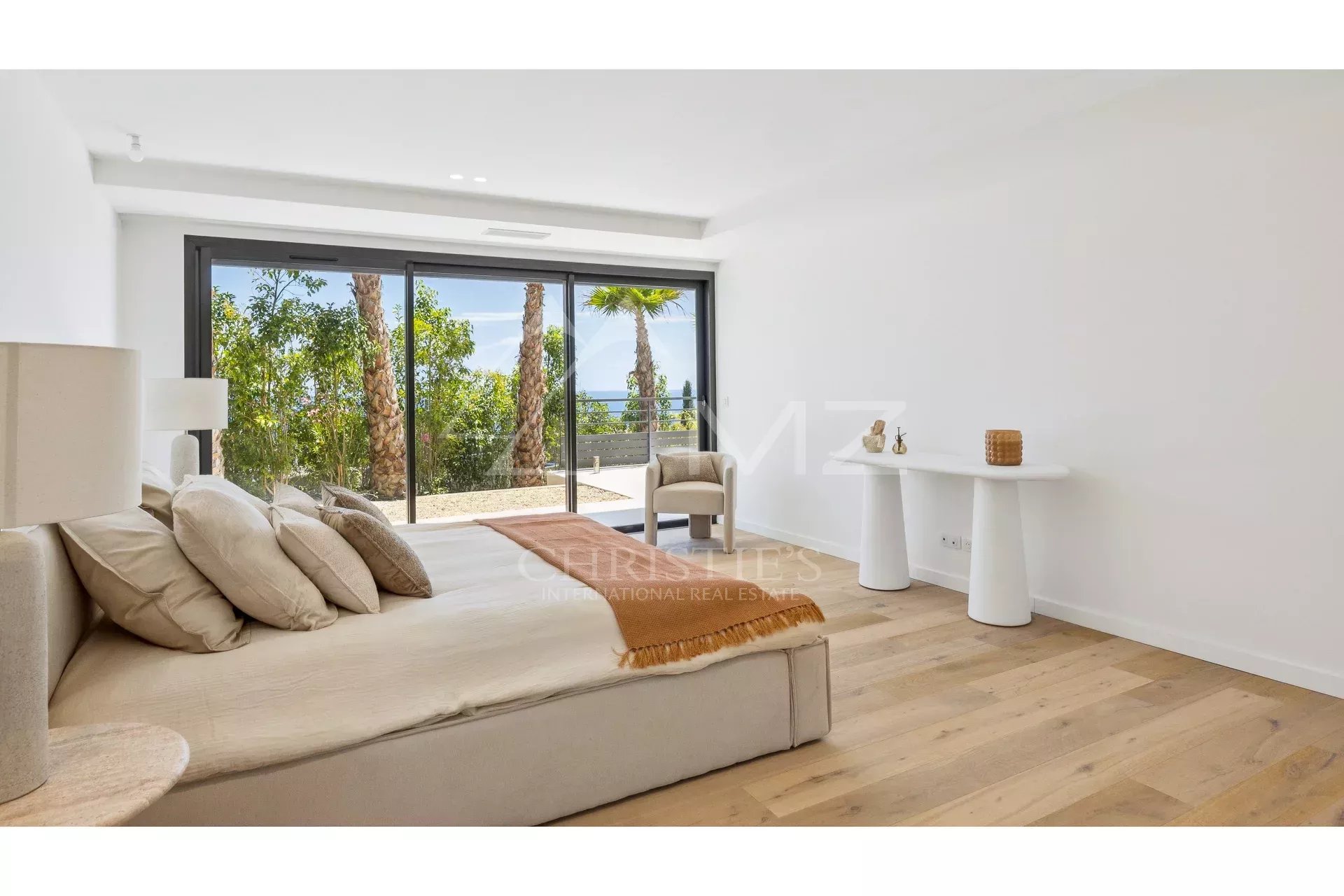Contemporary room with panoramic view Bright room with sea view, contemporary decor and access to a terrace.
