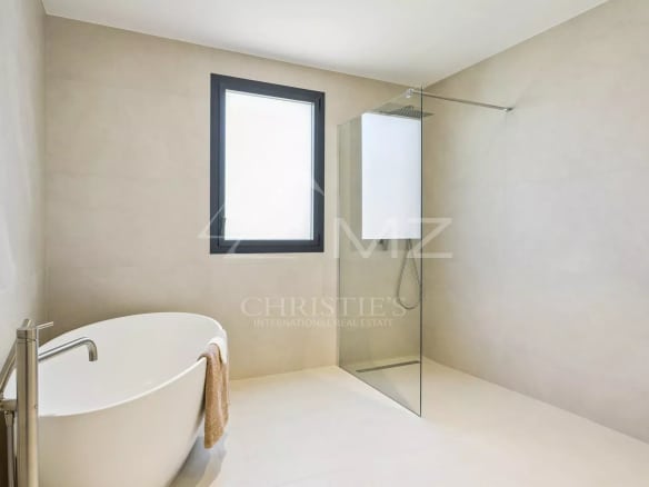 Modern bathroom with bathtub and shower in a contemporary villa.