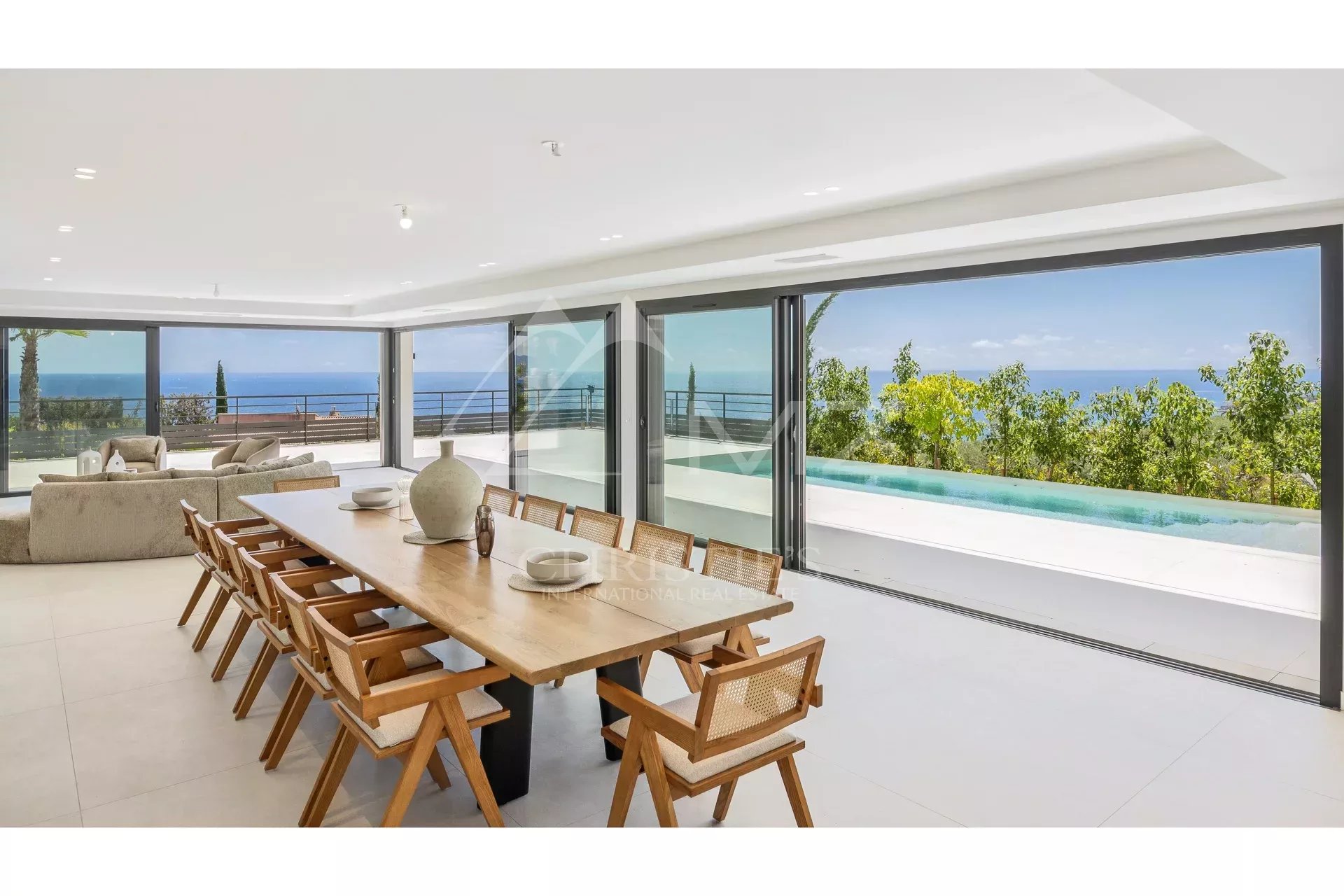 Contemporary villa in Les Issambres Interior of a contemporary villa with sea views, spacious dining room and swimming pool
