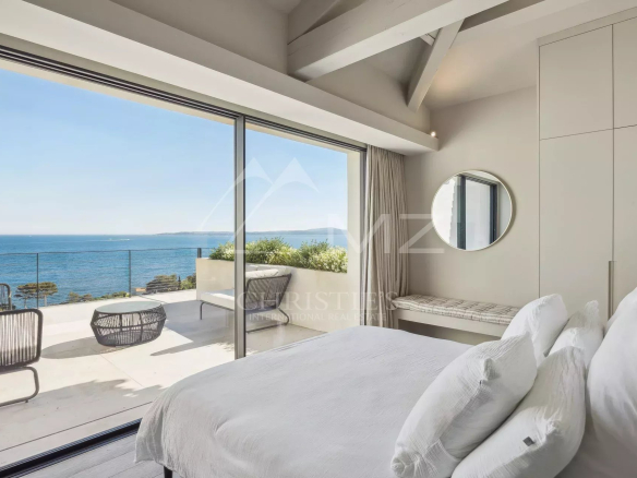 Room with sea view, windows opening onto a terrace, contemporary decor.