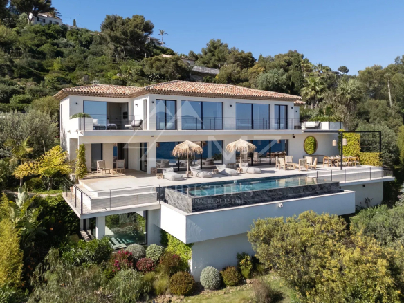Contemporary villa with sea view in Les Issambres, swimming pool and terrace.