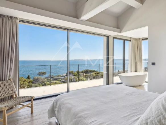Room with sea view, large bay window and bathtub, Les Issambres.