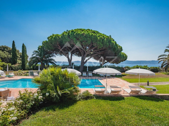 Villa de luxe avec piscine et vue sur la mer, entourée de verdure à Grimaud.