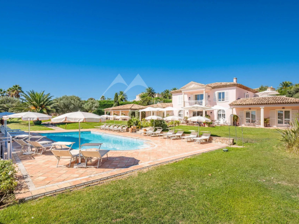 Villa de prestige avec piscine et transats, entourée de verdure à Grimaud.