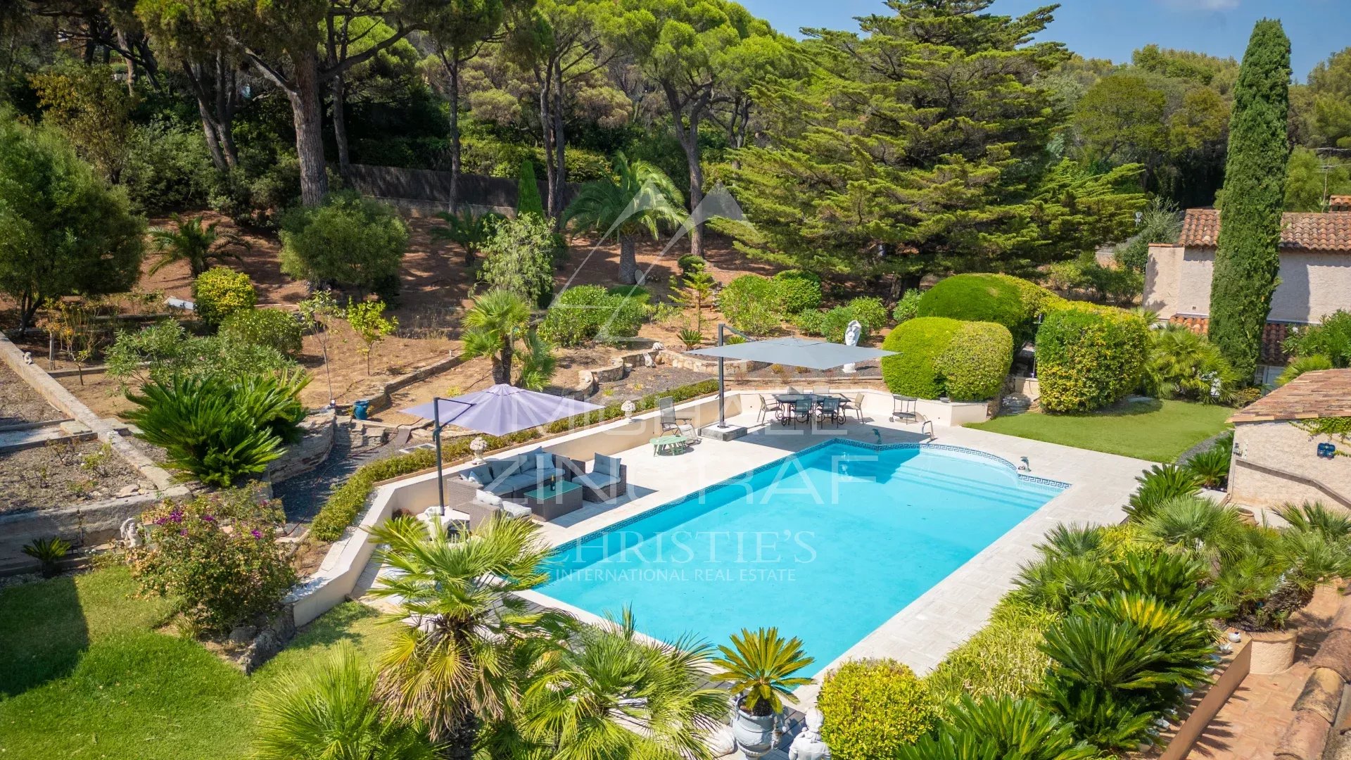 Propriété d’exception à Sainte-Maxime Vue d'ensemble d'une villa avec piscine et jardin paysager à Sainte-Maxime.
