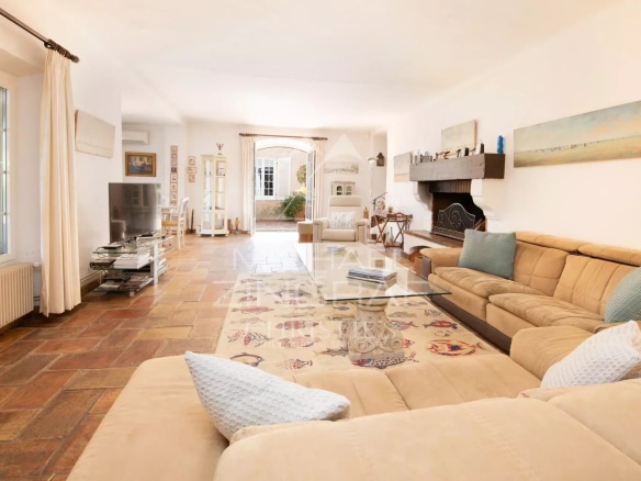 Intérieur d'une villa élégante avec un salon spacieux et une décoration lumineuse.