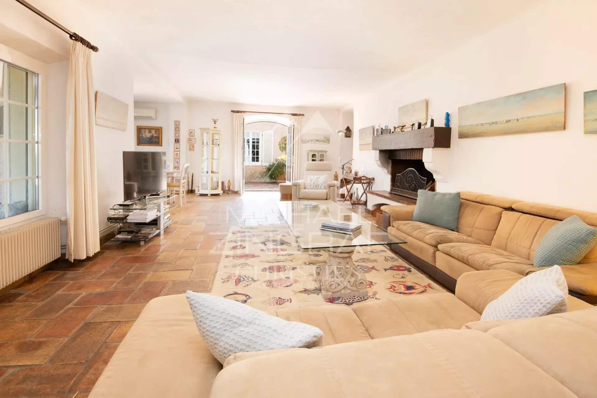Intérieur d’une villa à Sainte-Maxime Intérieur d'une villa élégante avec un salon spacieux et une décoration lumineuse.