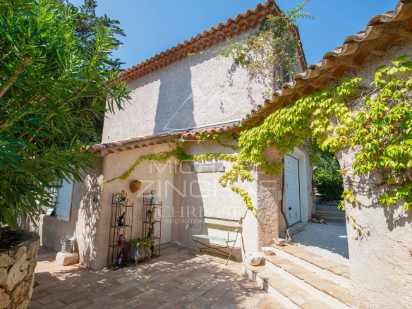 Villa dans le Domaine de la Nartelle à Sainte-Maxime, entourée de verdure et de paysages.