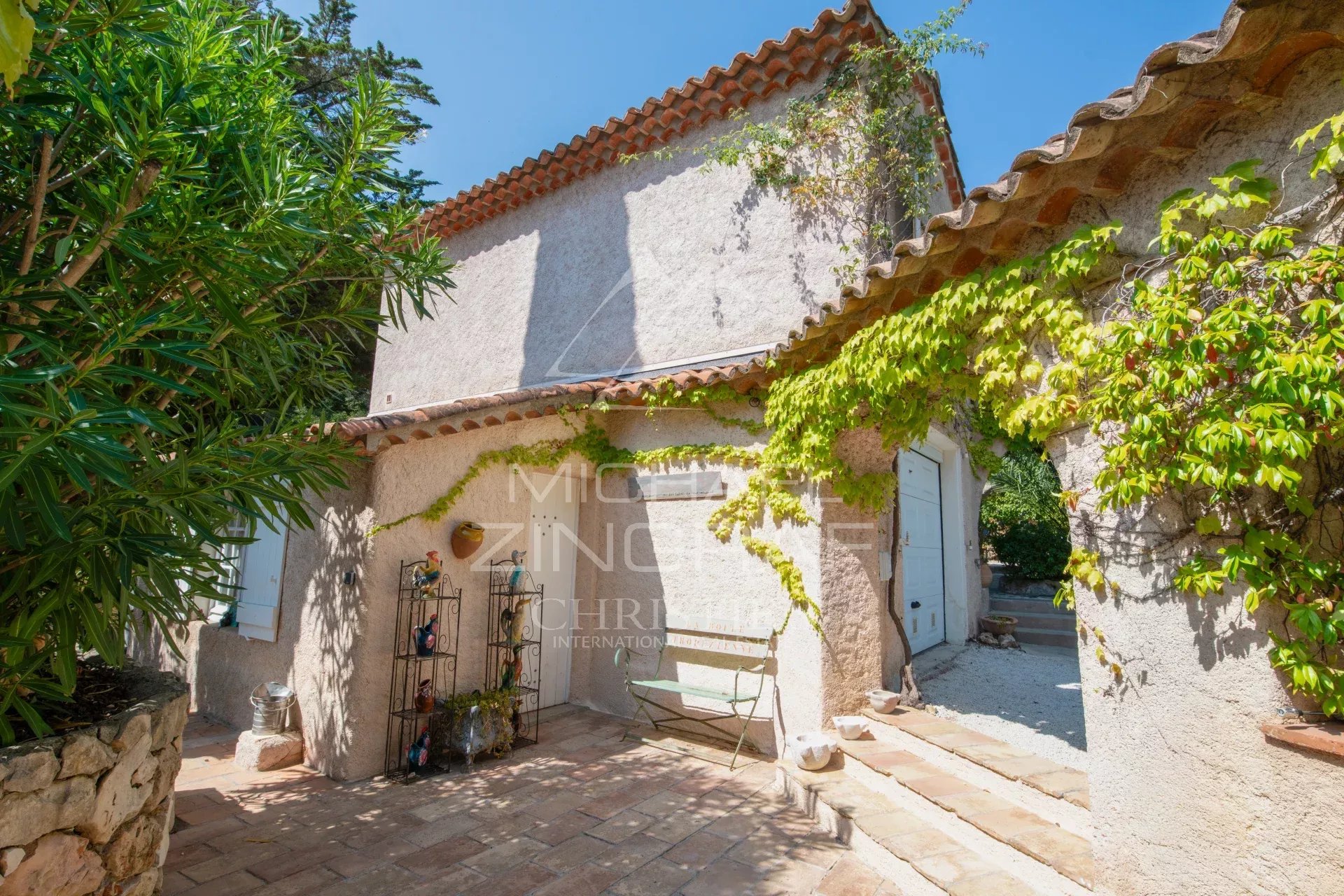 Propriété d’exception à Sainte-Maxime Villa dans le Domaine de la Nartelle à Sainte-Maxime, entourée de verdure et de paysages.