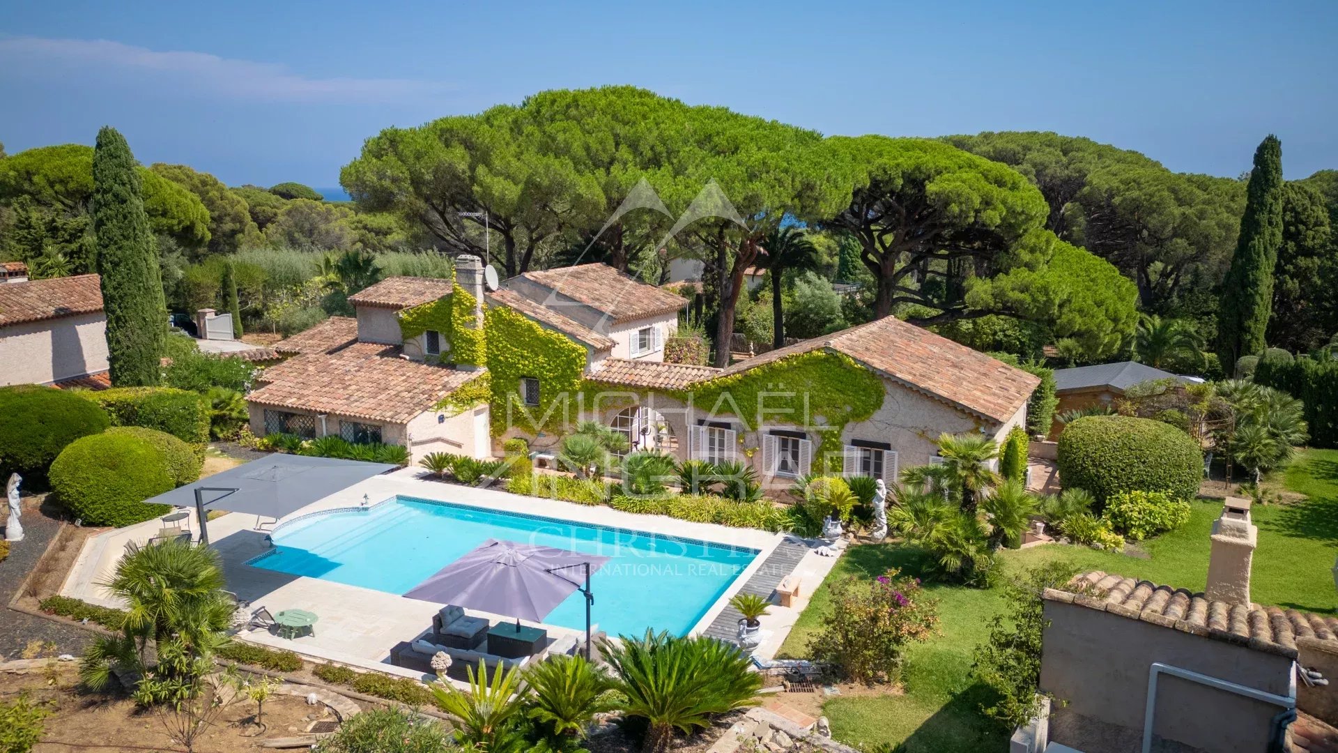 Propriété d’exception à Sainte-Maxime Vue aérienne d'une villa avec piscine et jardin dans le Domaine de la Nartelle à Sainte-Maxime.