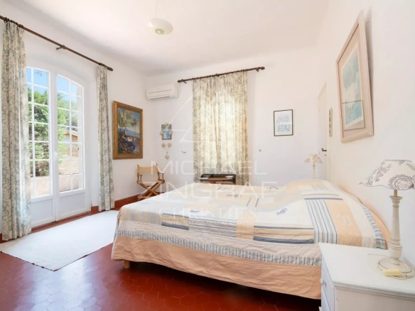 Chambre d'une villa dans le Domaine de la Nartelle à Sainte-Maxime, décorée avec élégance.