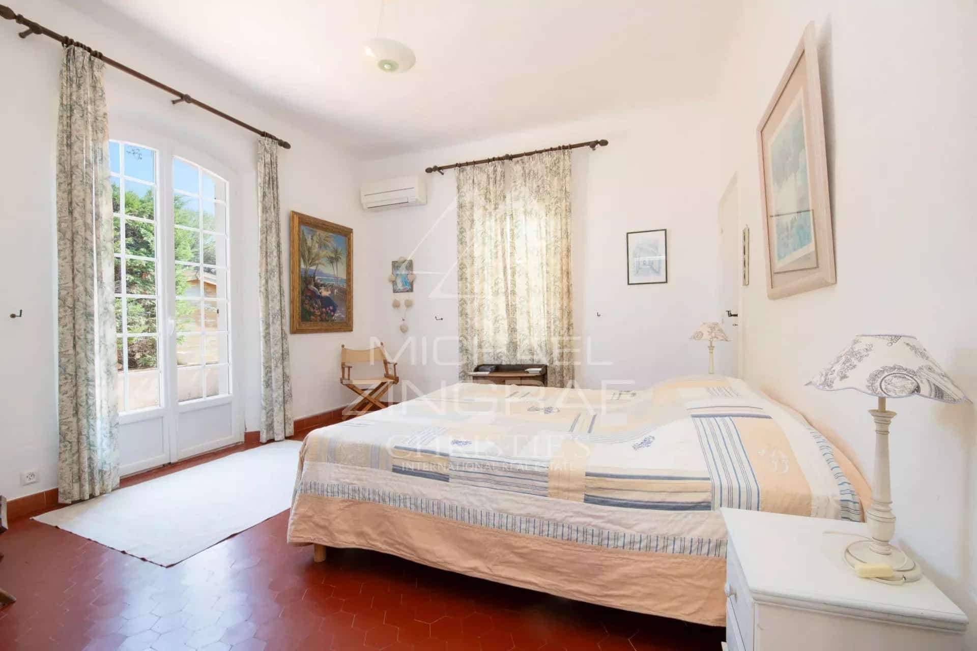 Chambre de villa à Sainte-Maxime Chambre d'une villa dans le Domaine de la Nartelle à Sainte-Maxime, décorée avec élégance.