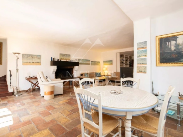 Intérieur d'une villa élégante avec salle à manger et salon, Domaine de la Nartelle, Sainte-Maxime.