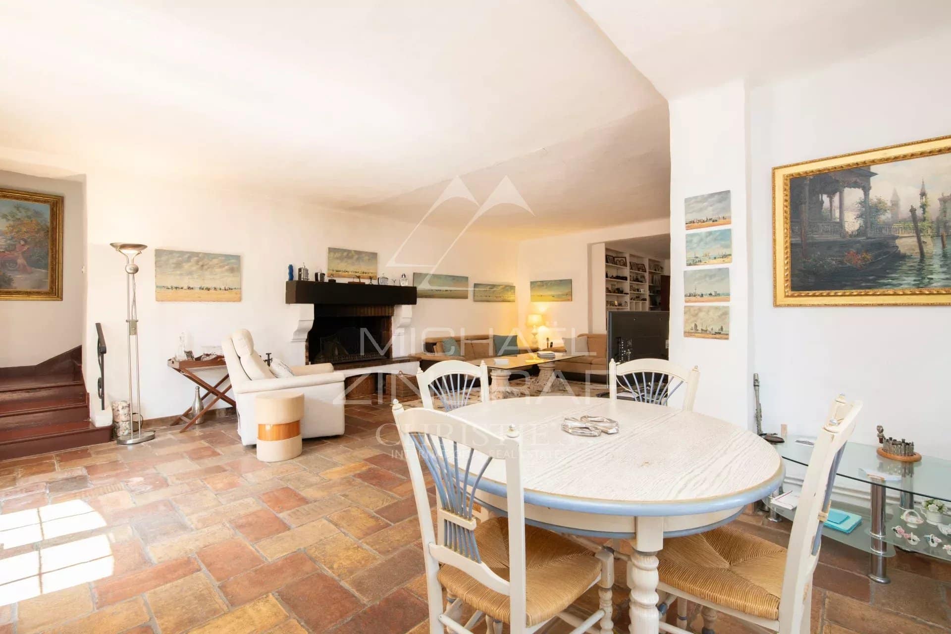 Intérieur d’une villa à Sainte-Maxime Intérieur d'une villa élégante avec salle à manger et salon, Domaine de la Nartelle, Sainte-Maxime.