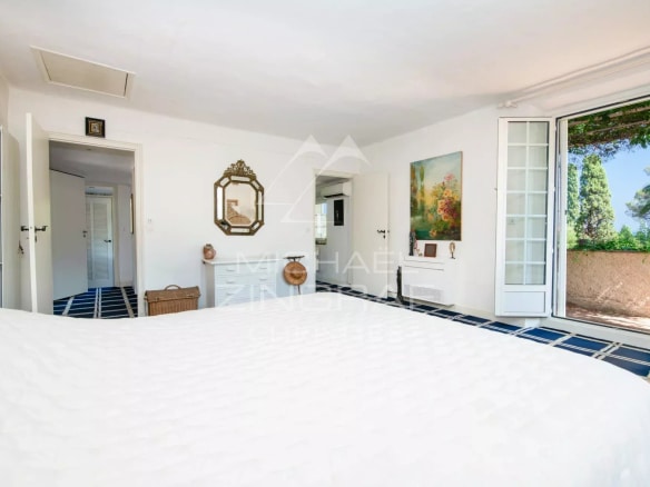 Chambre lumineuse d'une villa à Sainte-Maxime avec accès à l'extérieur.