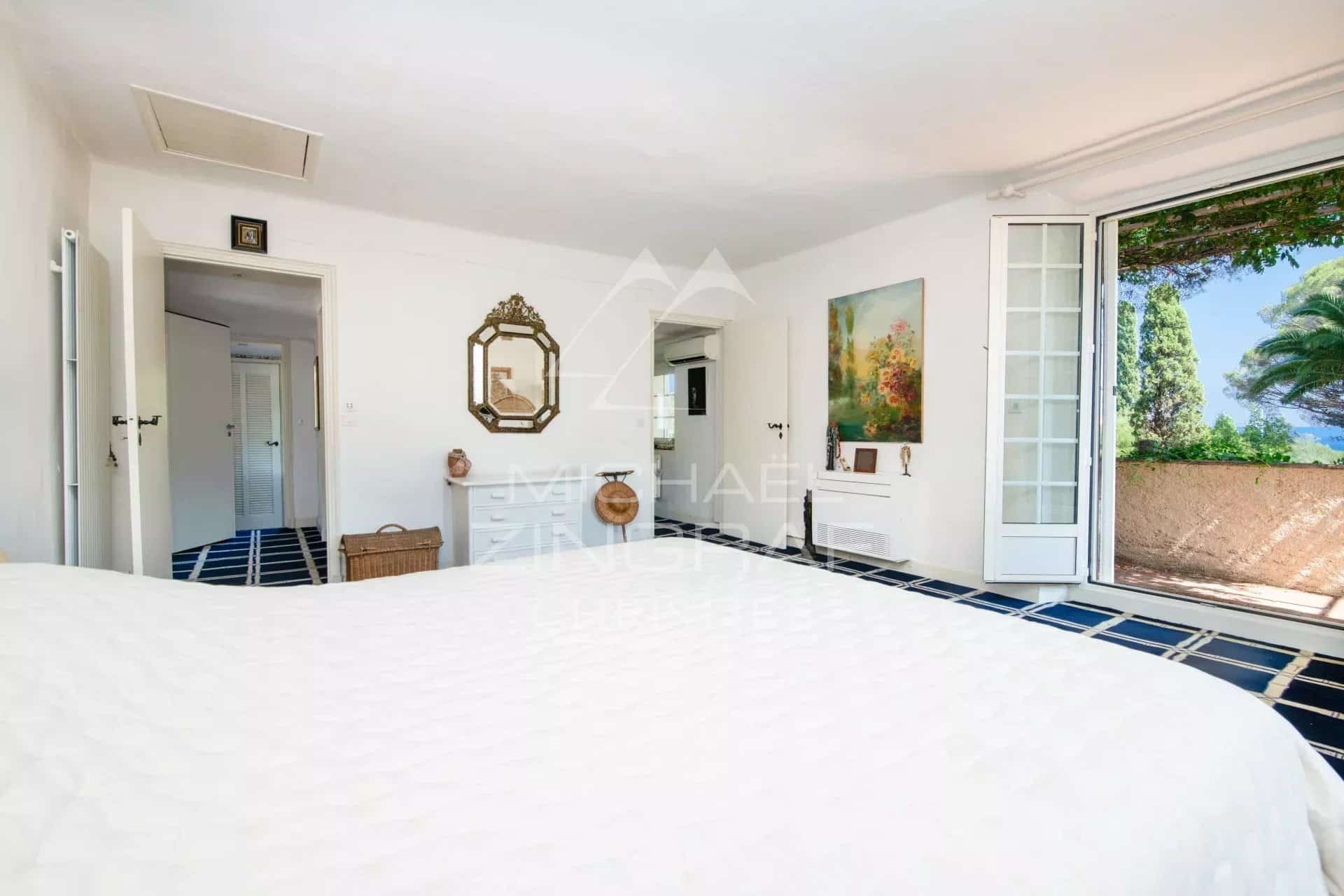 Chambre de villa à Sainte-Maxime Chambre lumineuse d'une villa à Sainte-Maxime avec accès à l'extérieur.
