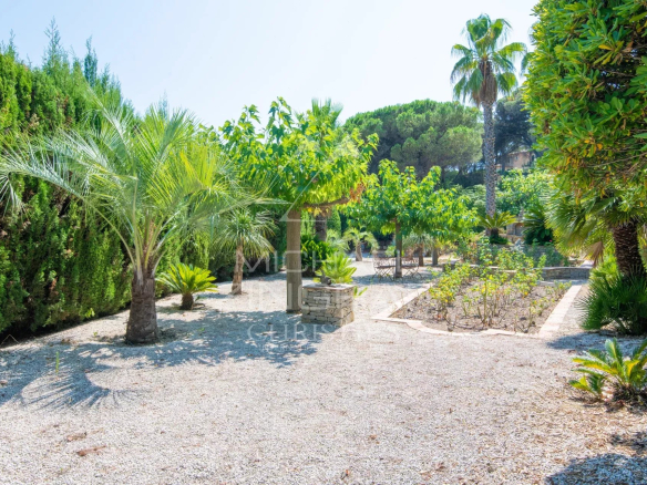 Jardin paysager d'une propriété dans le Domaine de la Nartelle à Sainte-Maxime.