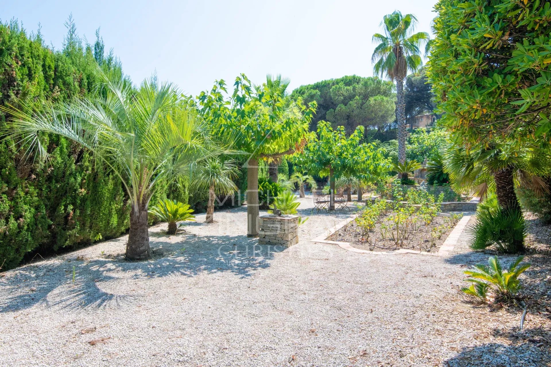 Jardin de la propriété à Sainte-Maxime Jardin paysager d'une propriété dans le Domaine de la Nartelle à Sainte-Maxime.