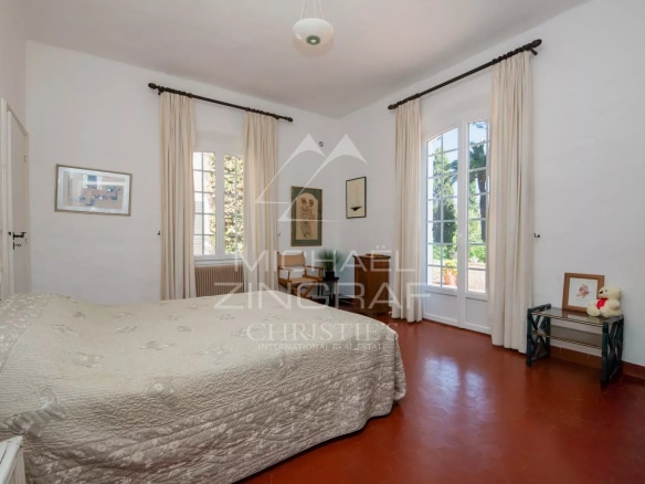 Chambre d'une villa dans le Domaine de la Nartelle à Sainte-Maxime, avec fenêtres et décoration sobre.