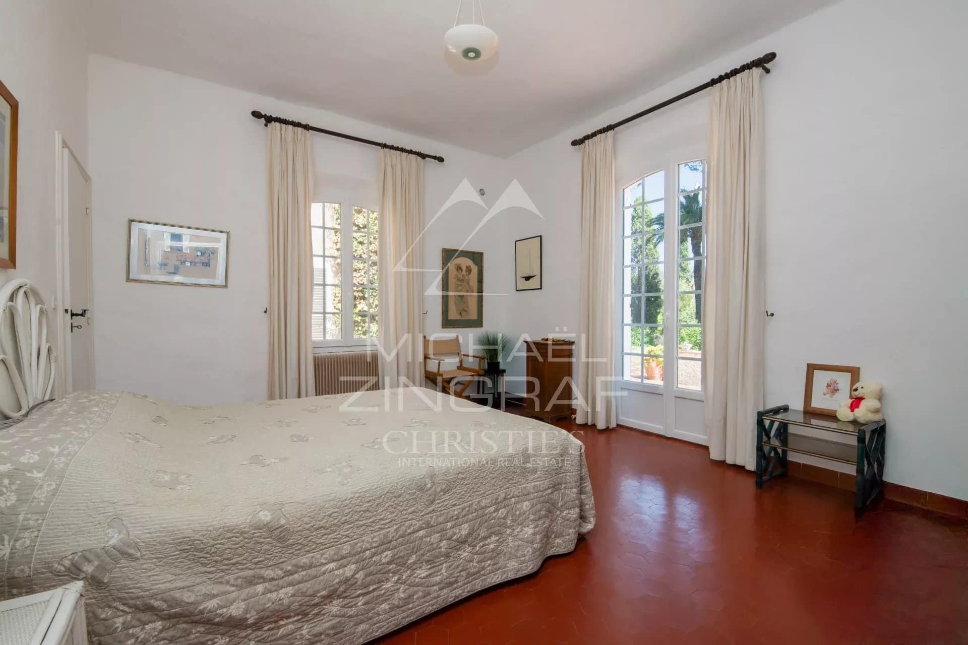 Chambre de villa à Sainte-Maxime Chambre d'une villa dans le Domaine de la Nartelle à Sainte-Maxime, avec fenêtres et décoration sobre.