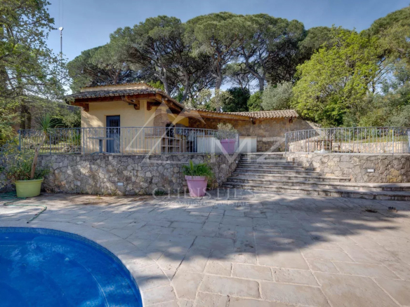 Propriété avec piscine et terrasse à Sainte-Maxime, entourée de verdure.