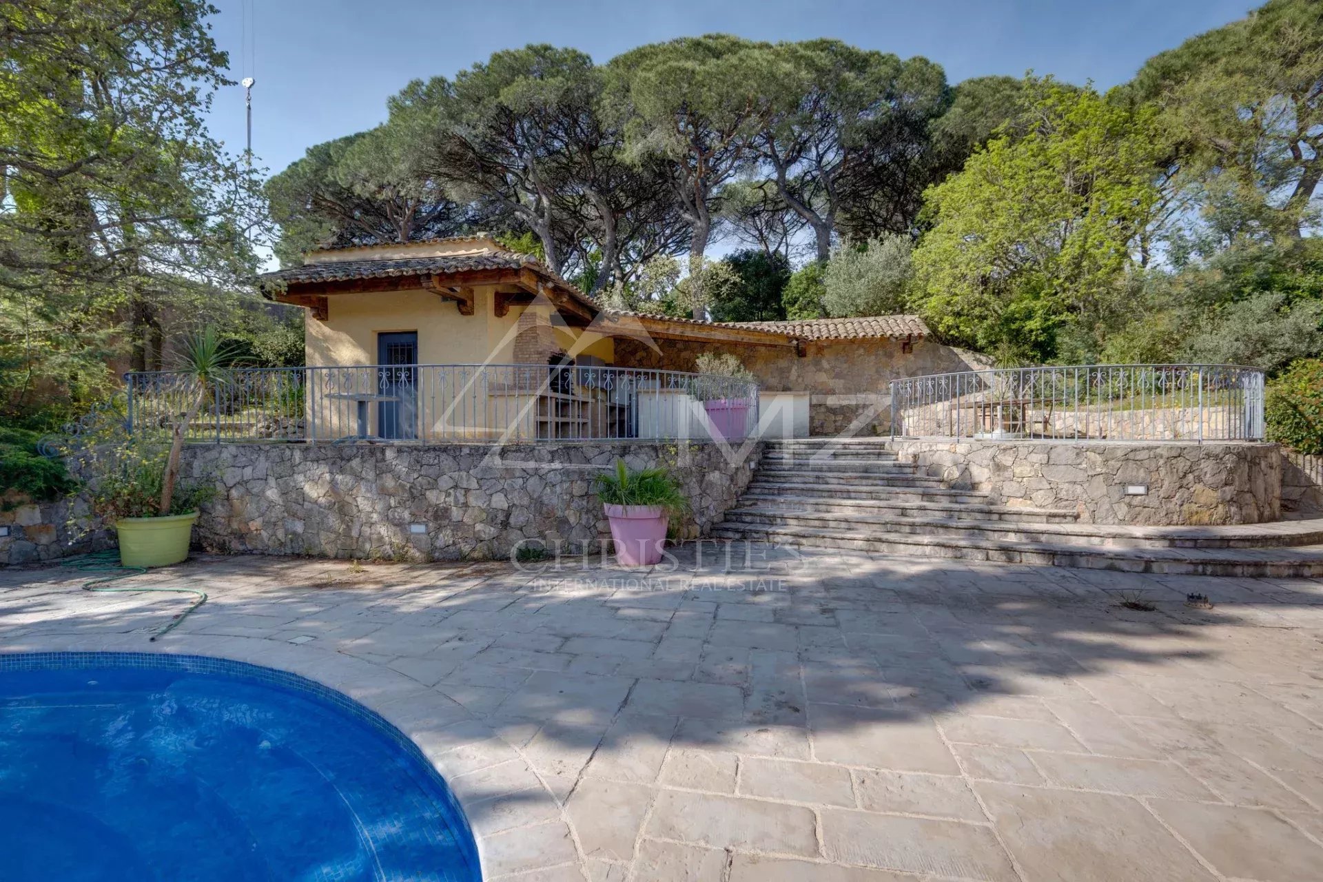 Propriété avec piscine et terrasse à Sainte-Maxime, entourée de verdure.