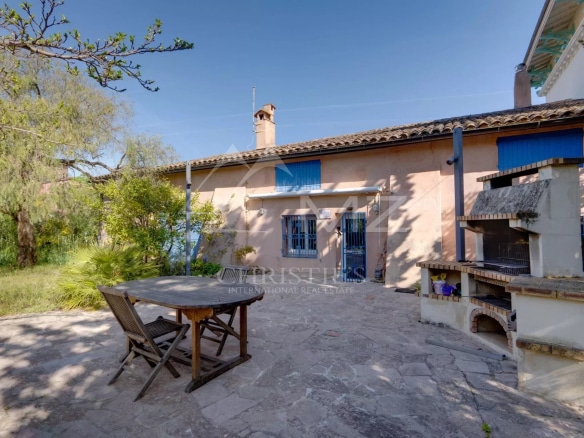 Propriété à Sainte-Maxime avec terrasse et barbecue, à 150 mètres de la plage.