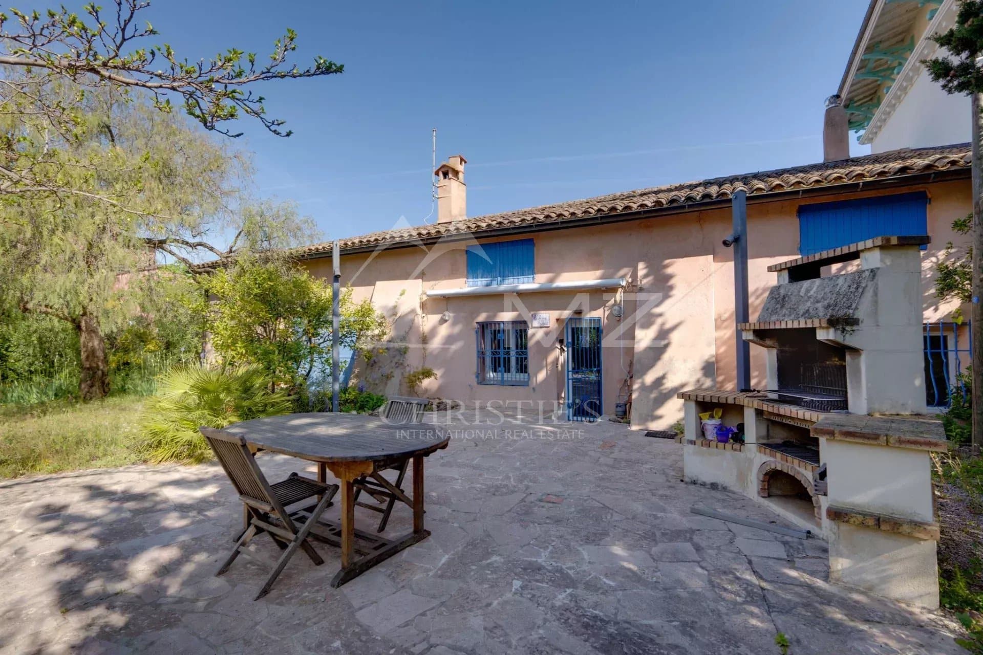 Propriété à Sainte-Maxime avec terrasse et barbecue, à 150 mètres de la plage.