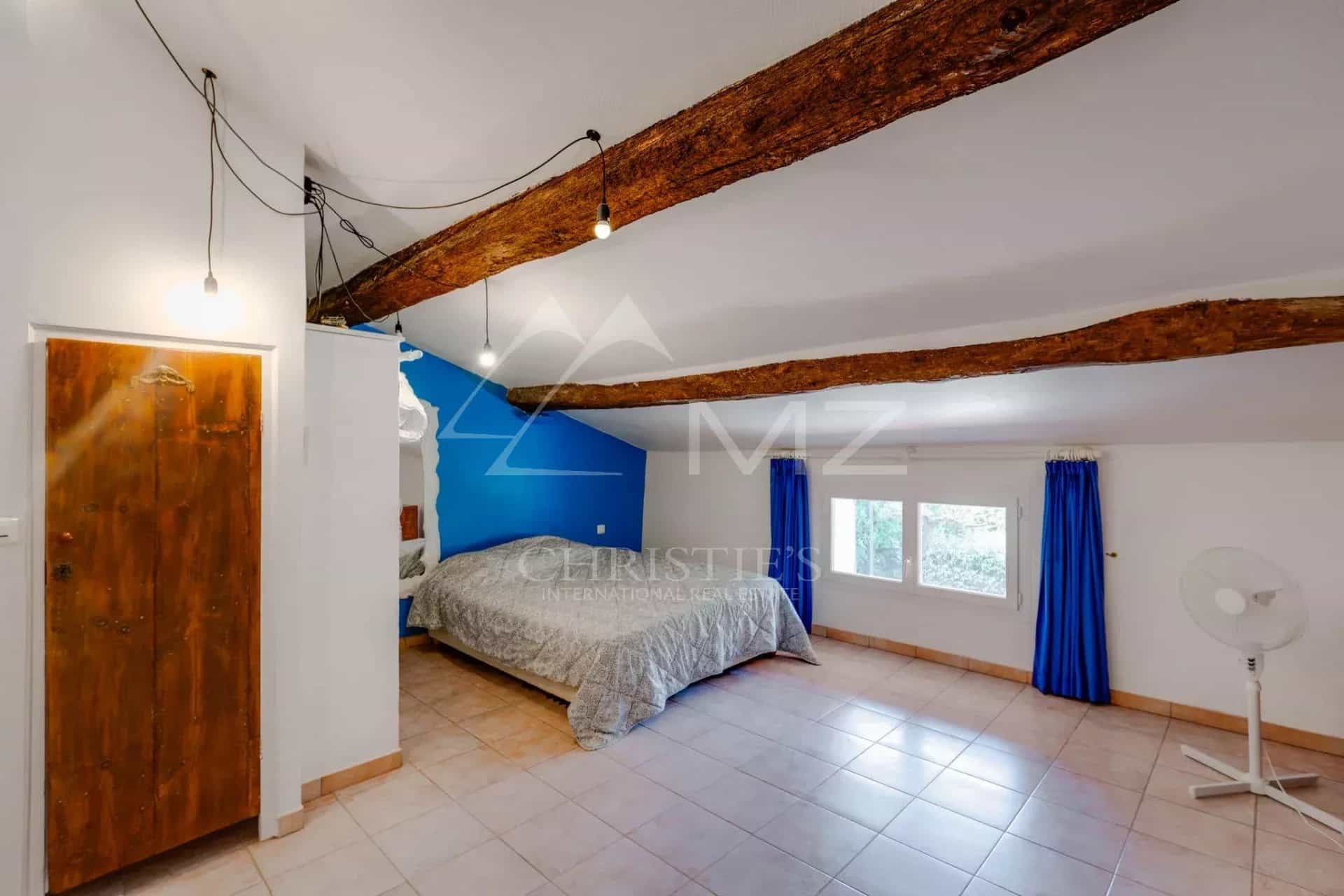 Chambre spacieuse avec lit double et poutres apparentes à Sainte-Maxime.