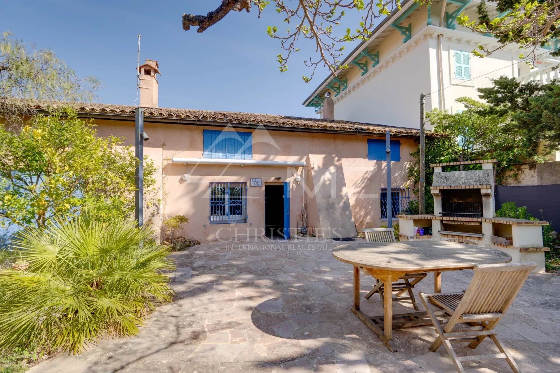 Propriété de caractère avec terrasse et barbecue à Sainte-Maxime, proche de la plage.