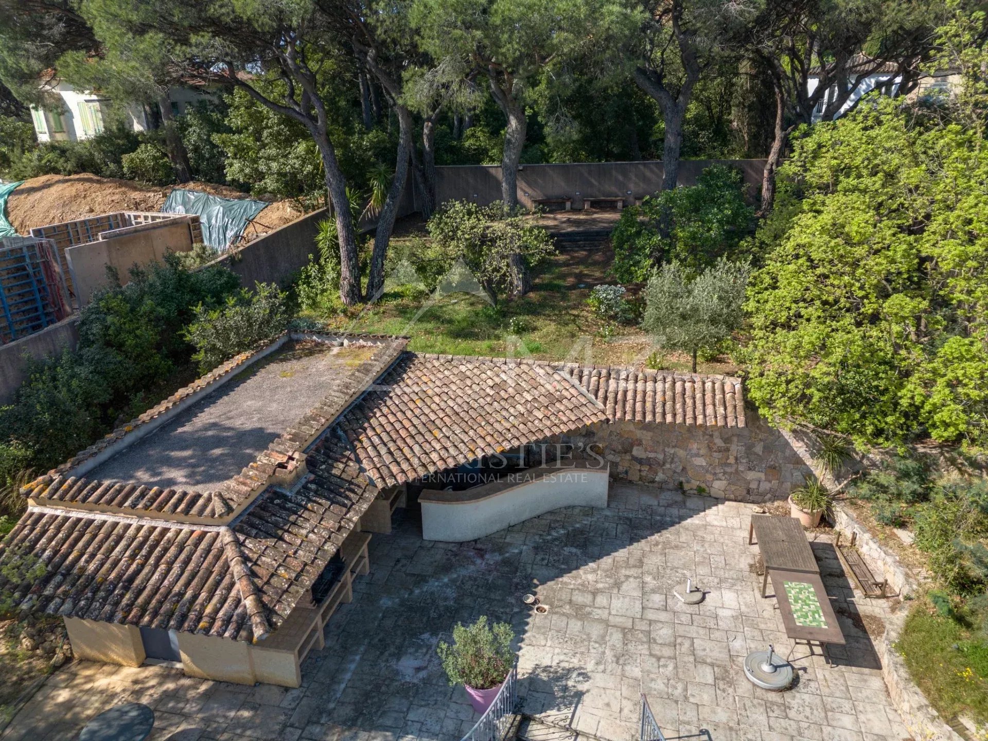 Vue aérienne d'une propriété avec jardin et terrasse à Sainte-Maxime, près de la plage.