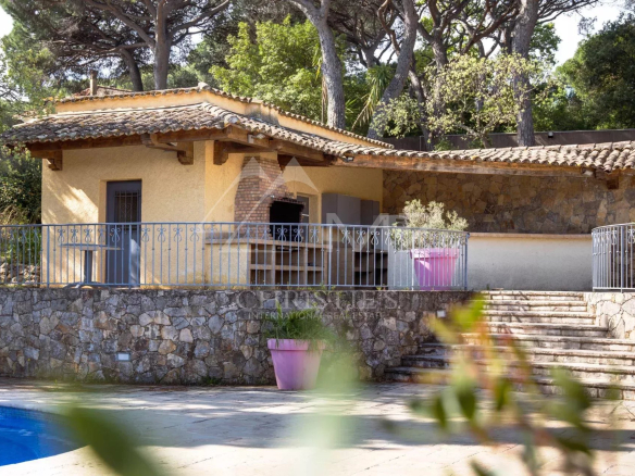 Propriété avec piscine et terrasse à Sainte-Maxime, près de la plage.