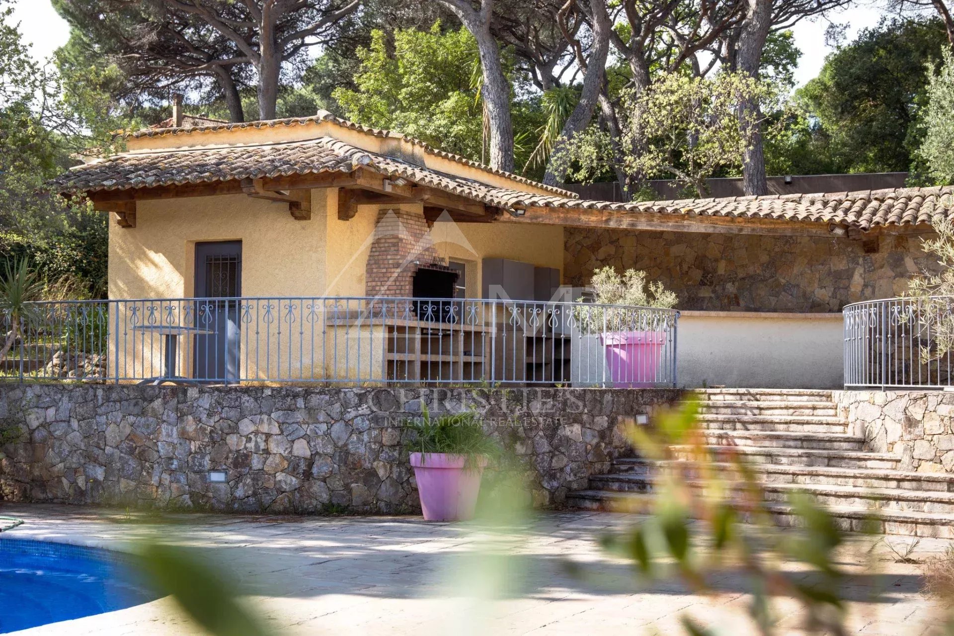 Propriété avec piscine et terrasse à Sainte-Maxime, près de la plage.