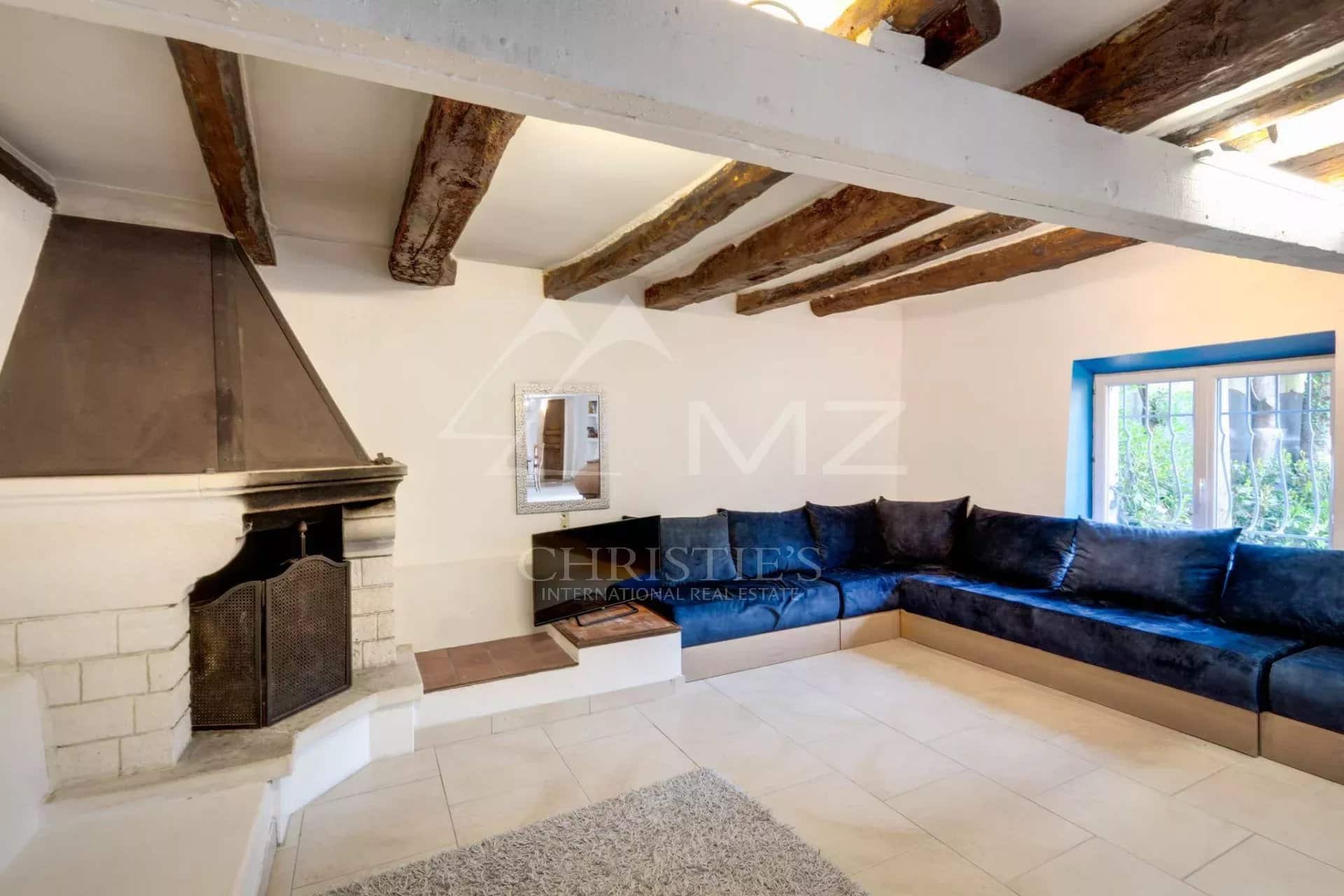 Intérieur d'une propriété à Sainte-Maxime avec cheminée et canapé confortable.