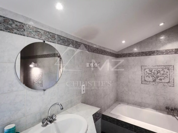 Salle de bain avec baignoire et miroir, carrelage en faïence à Sainte-Maxime.
