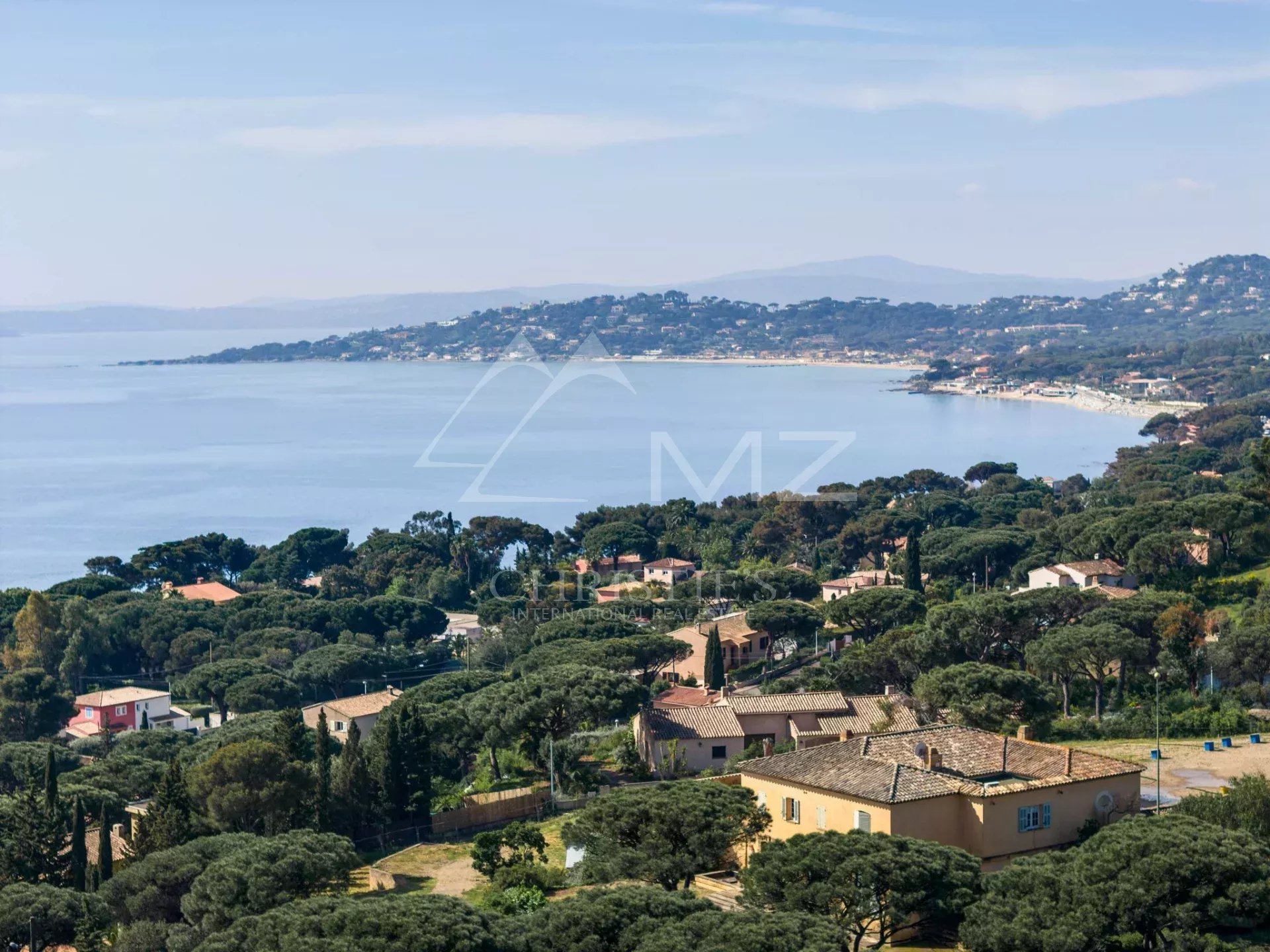 Vue panoramique sur la mer et la végétation à Sainte-Maxime, près de la plage.