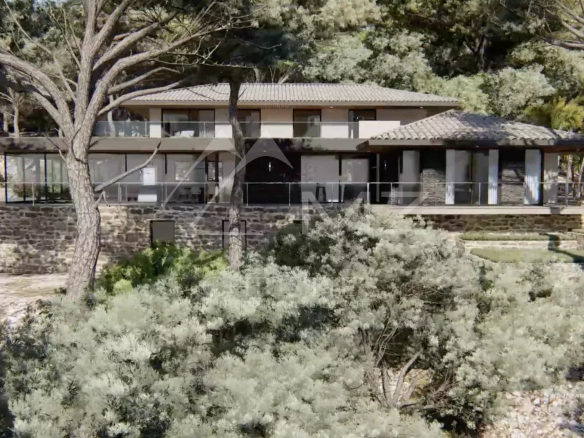 Maison moderne entourée de verdure au Lavandou
