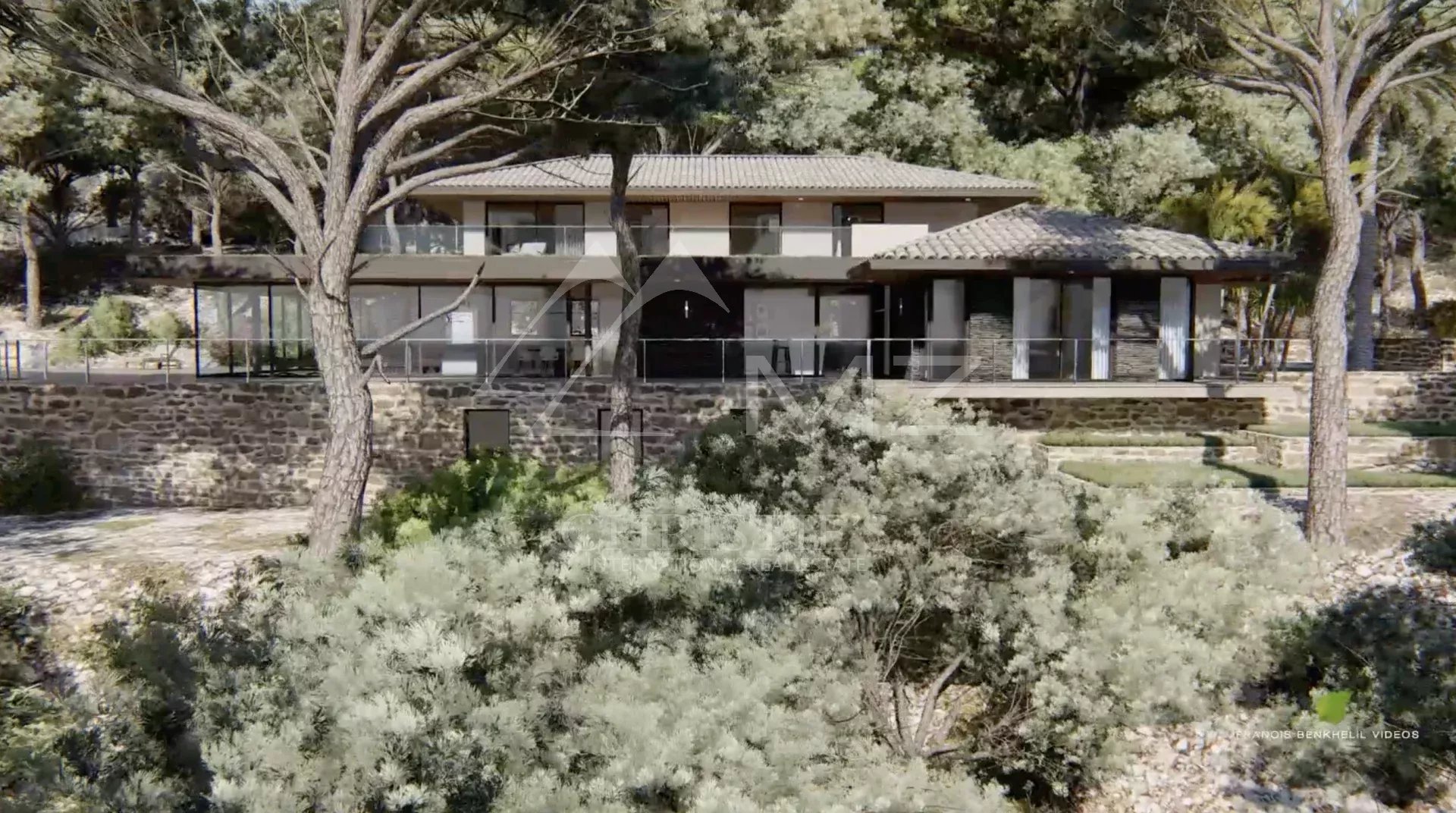 Maison moderne entourée de verdure au Lavandou