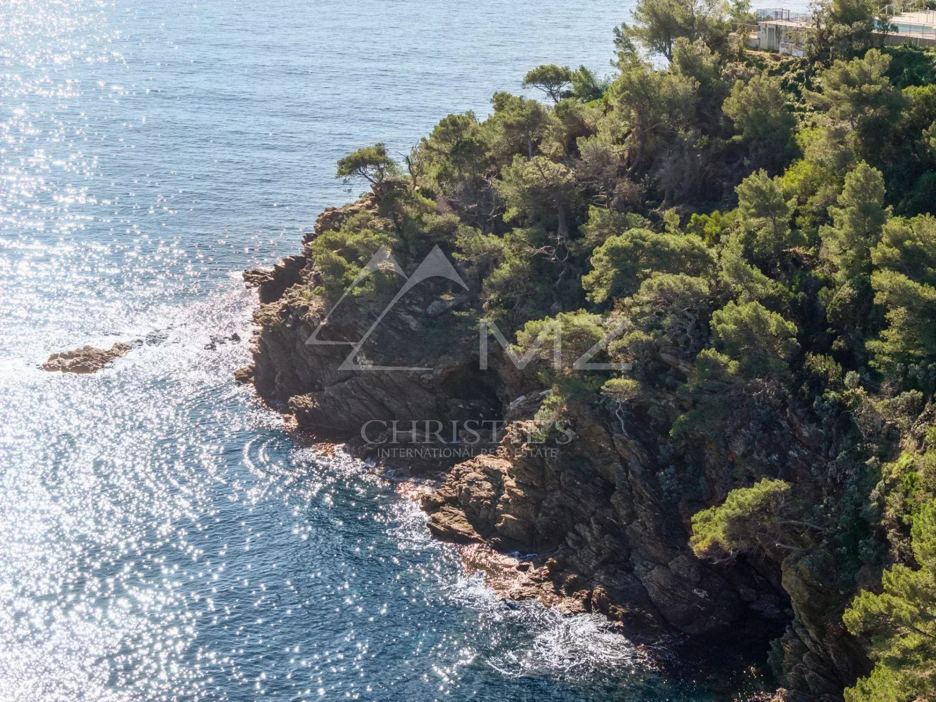 Vue panoramique sur la mer et la côte rocheuse au Lavandou