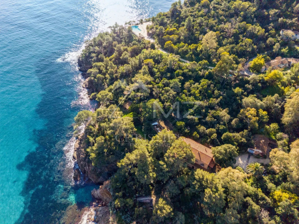 Vue aérienne d'une propriété entourée de végétation au bord de la mer à Le Lavandou.