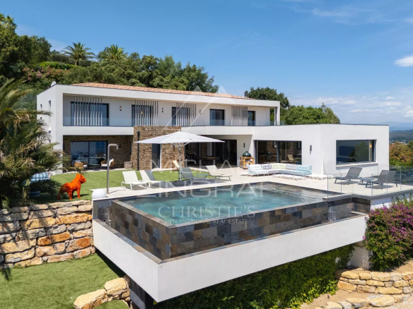 Contemporary villa with swimming pool and sea view in Les Issambres.