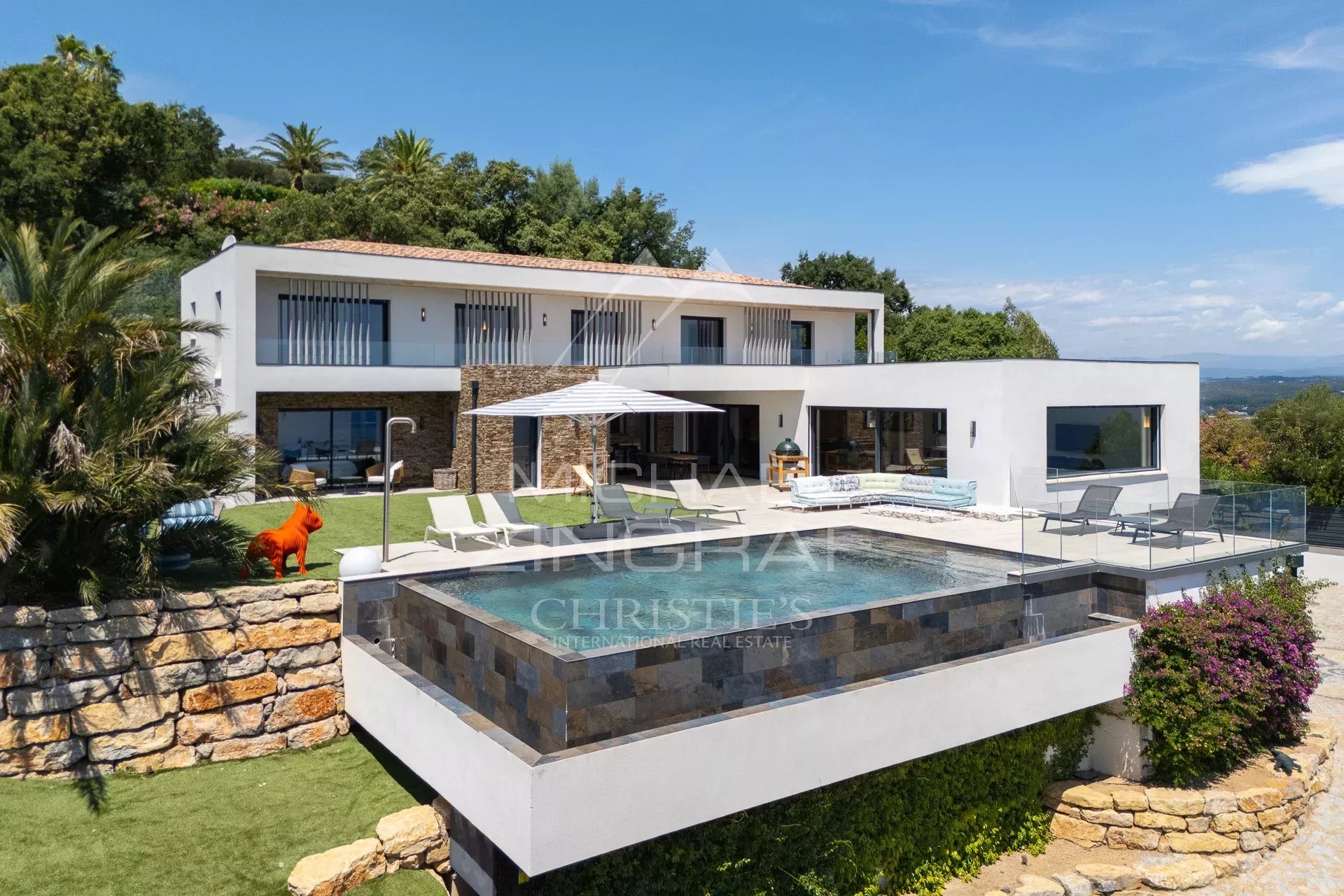 Contemporary villa with swimming pool and sea view in Les Issambres.