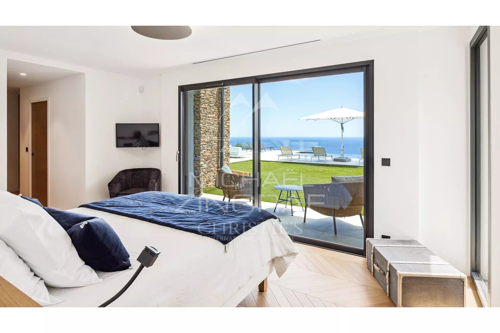 Modern room with sea view, access to an outdoor terrace.