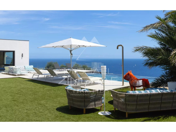 Contemporary villa with swimming pool and sea view in Les Issambres.