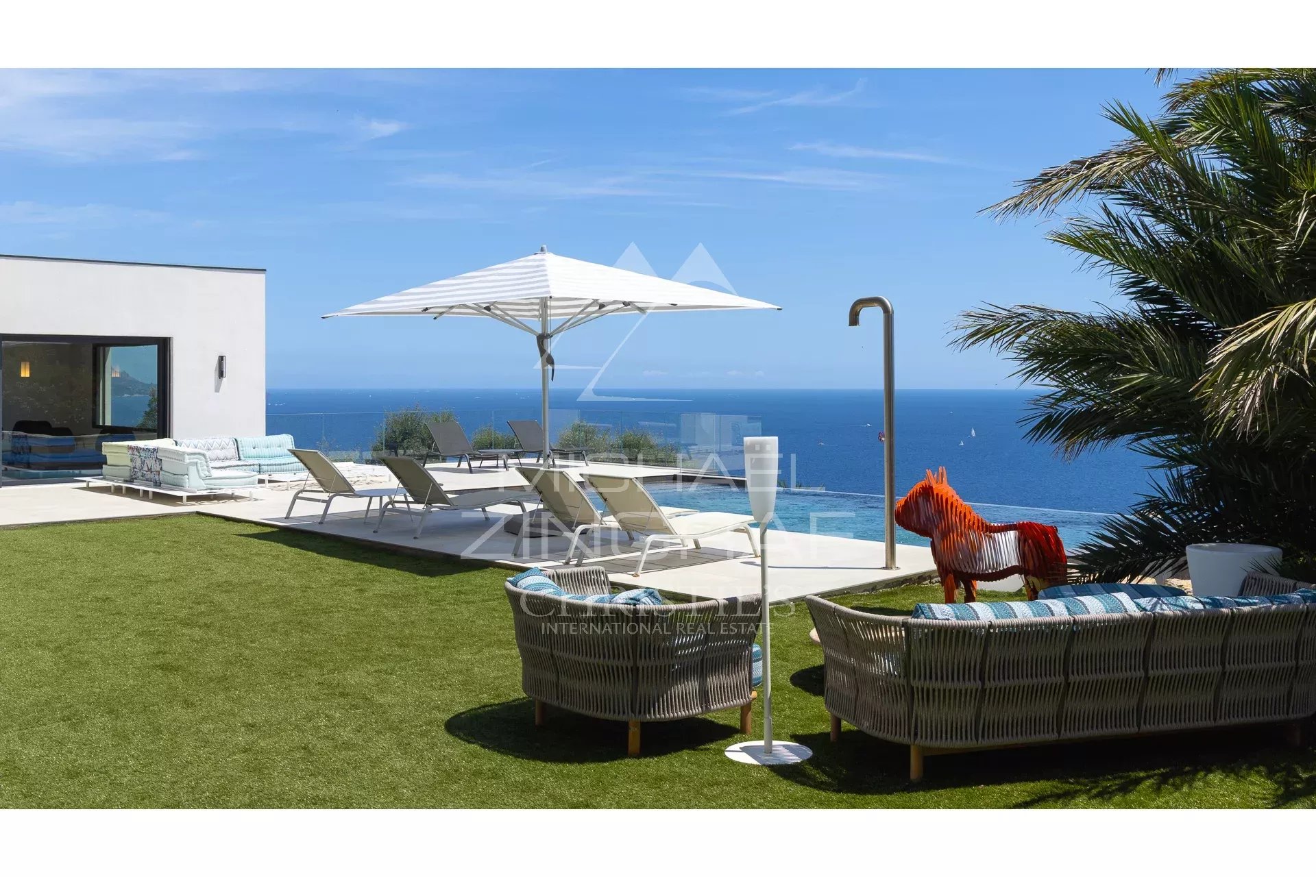 Contemporary villa with swimming pool and sea view in Les Issambres.