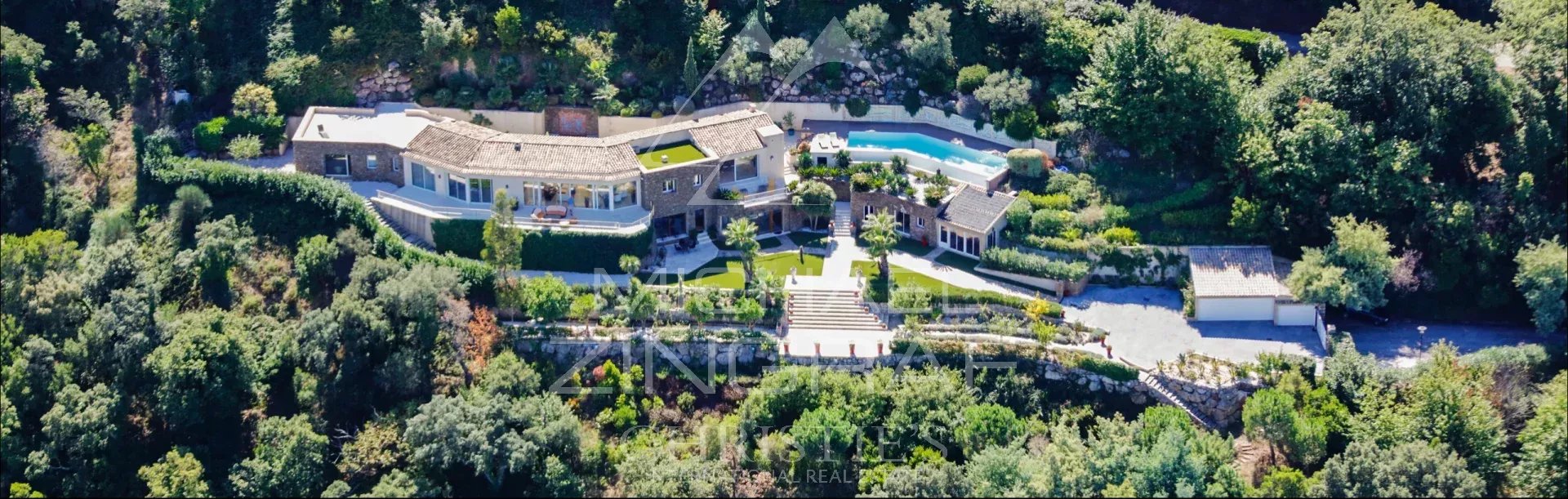 Exceptional villa in Saint-Tropez Aerial view of a modern villa with swimming pool and landscaped grounds in Saint-Tropez.