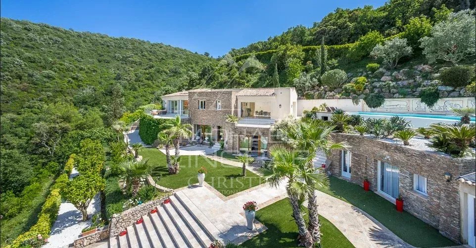 Exceptional villa in Saint-Tropez Modern villa with sea views, surrounded by greenery in Saint-Tropez.