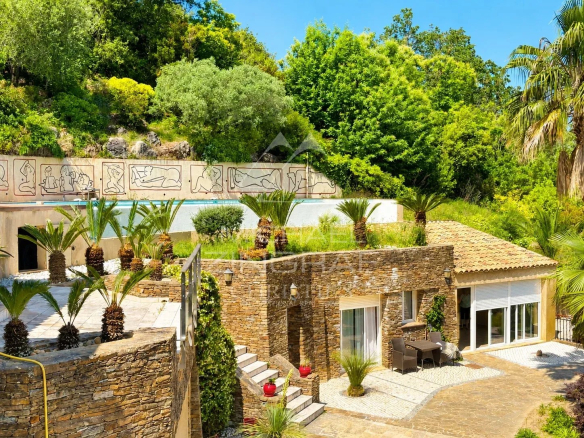 Modern villa with swimming pool and lush garden in Saint-Tropez