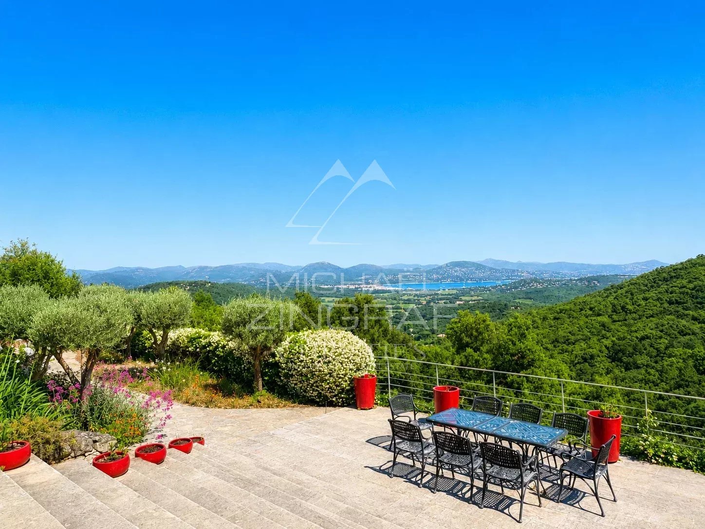 Exceptional villa in Saint-Tropez Panoramic view of the Mediterranean Sea and the Gulf of Saint-Tropez from a modern villa.