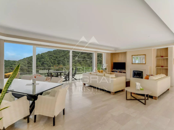 Interior of a modern villa in Saint-Tropez with views of the surrounding nature.